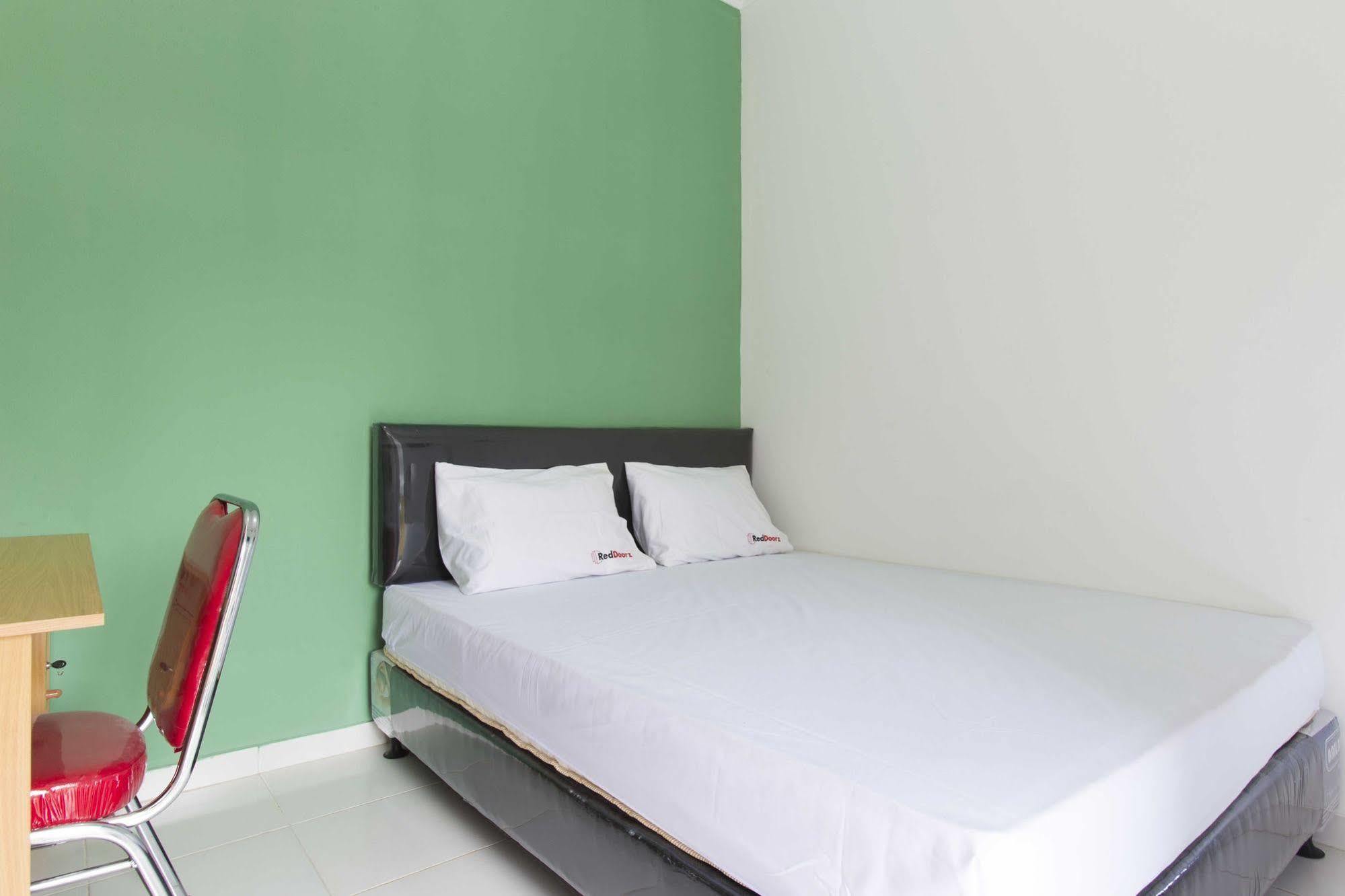 Hotel Reddoorz @ Pekayon 2*
